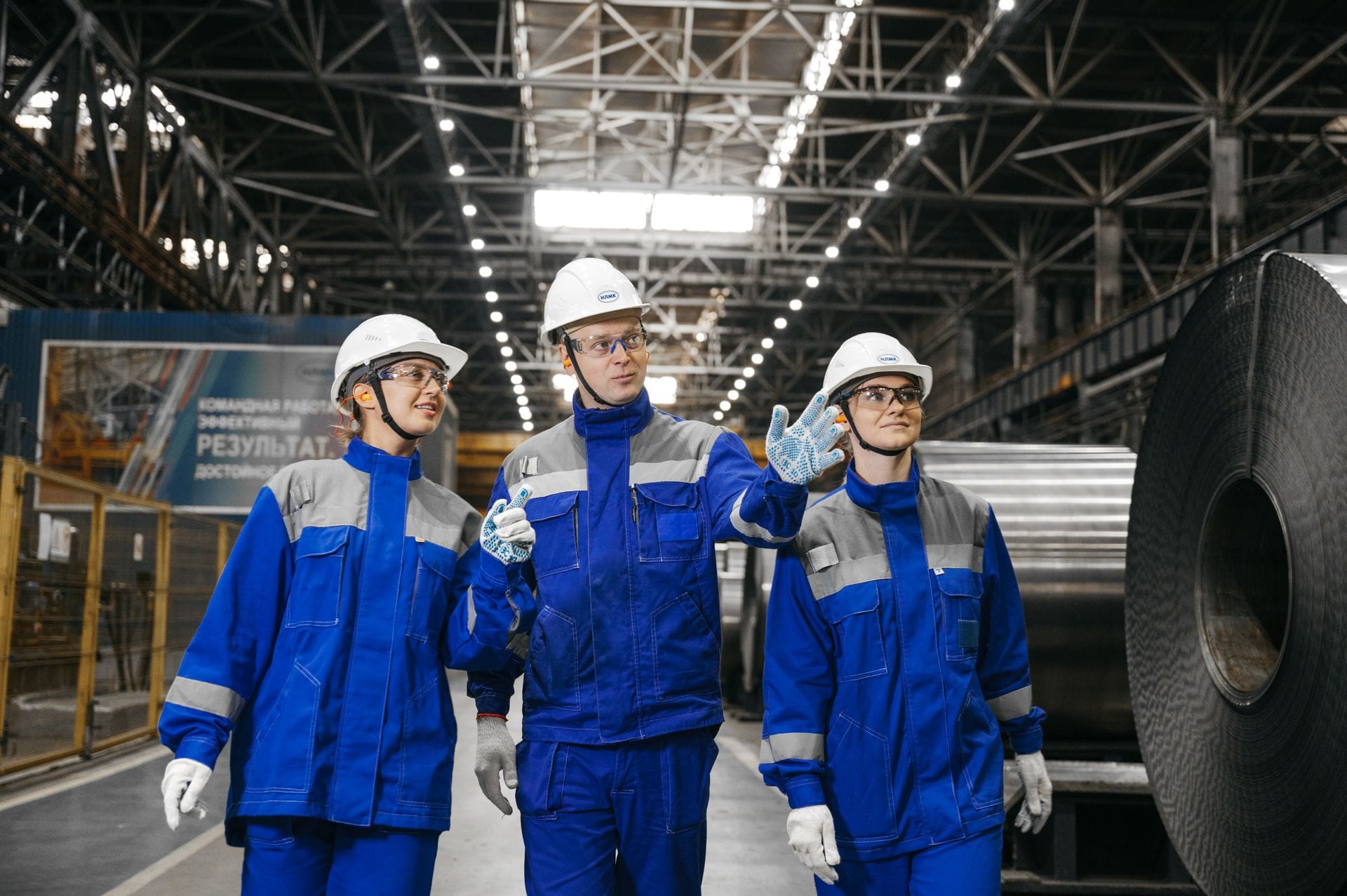 Equipo de trabajadores con equipo de protección personal en planta industrial